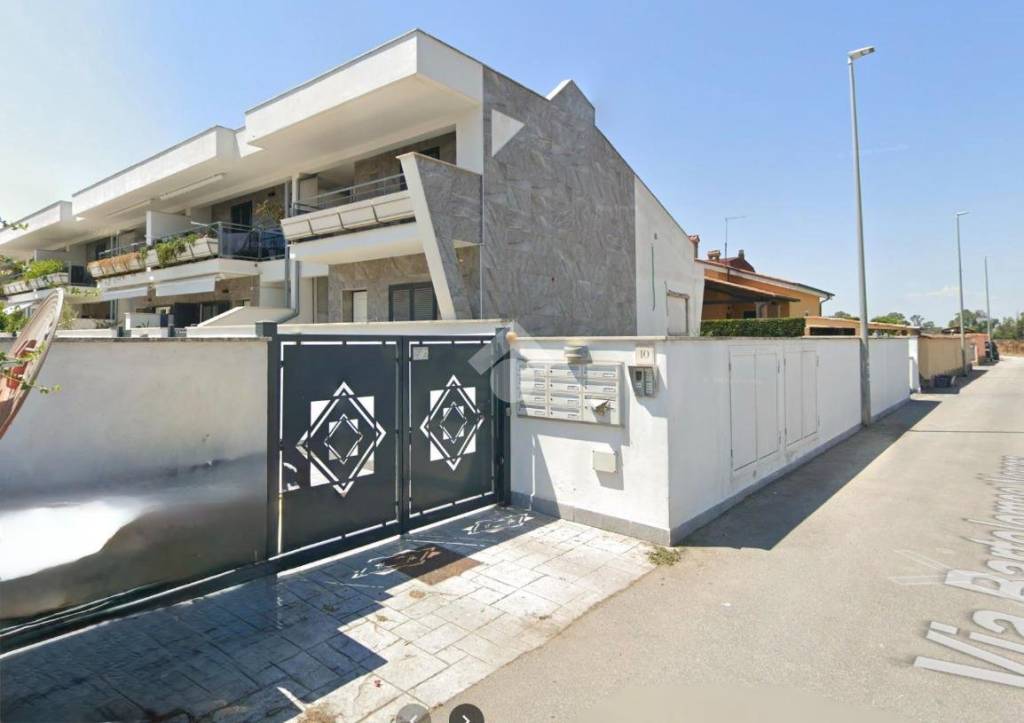 casa indipendente in vendita a Roma in zona Ostia Antica