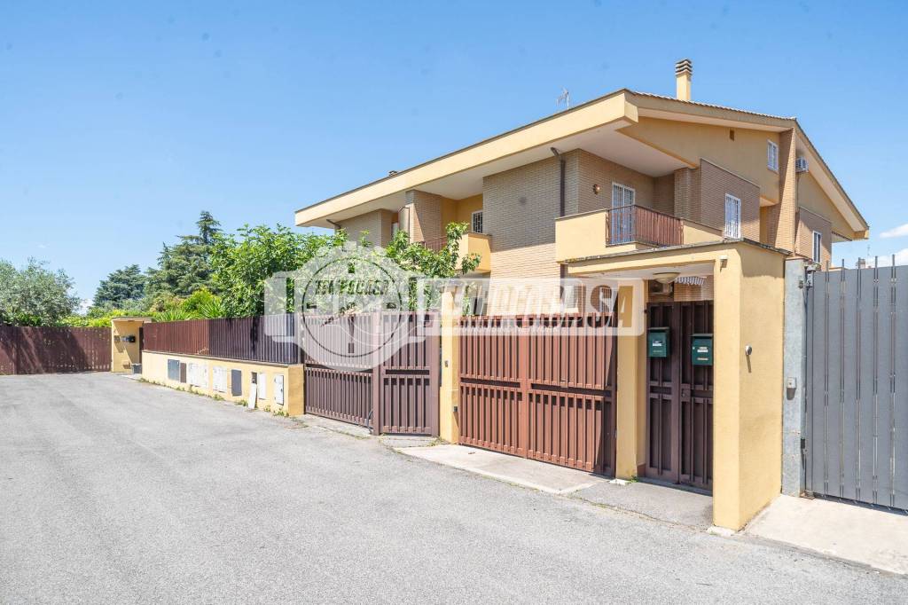 casa indipendente in vendita a Roma in zona Casal Morena
