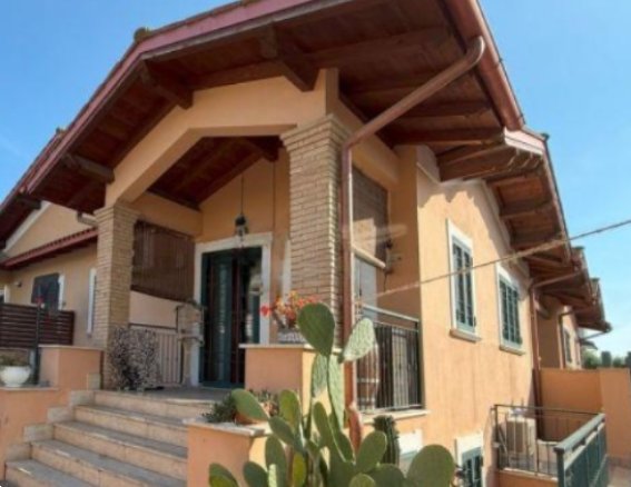 casa indipendente in vendita a Roma