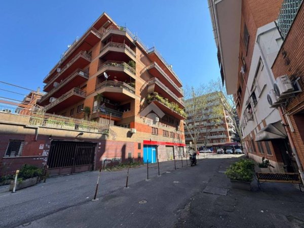 locale commerciale in vendita a Roma