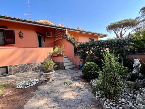 casa indipendente in vendita a Roma in zona Infernetto