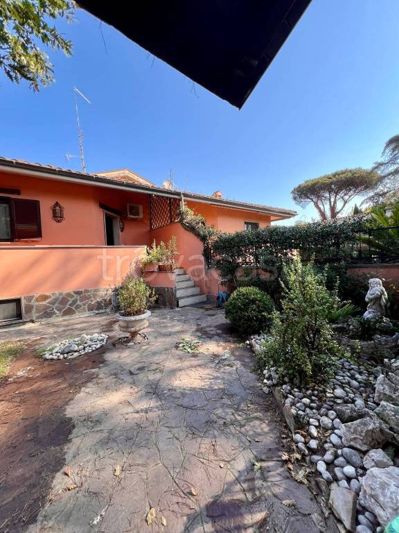casa indipendente in vendita a Roma in zona Infernetto
