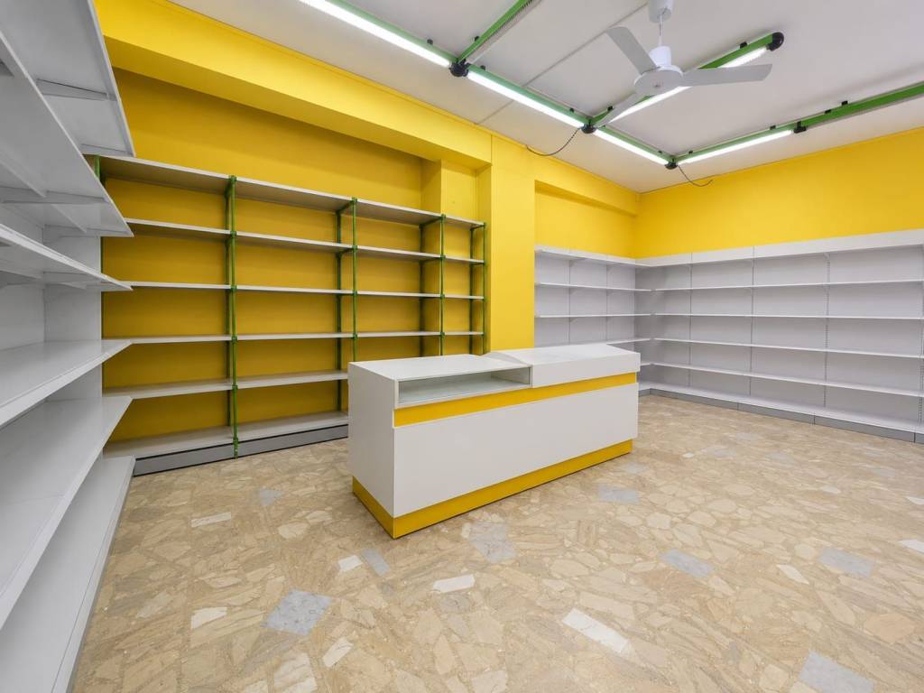 negozio in vendita a Roma in zona Cinecittà