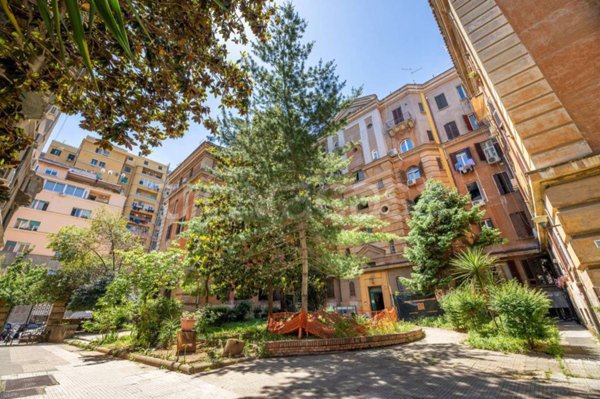 appartamento in vendita a Roma in zona Appio Pignatelli