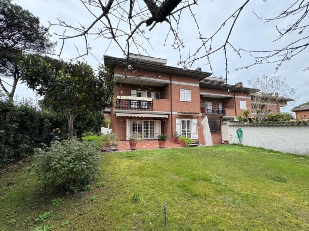 casa indipendente in vendita a Roma in zona Casal Palocco