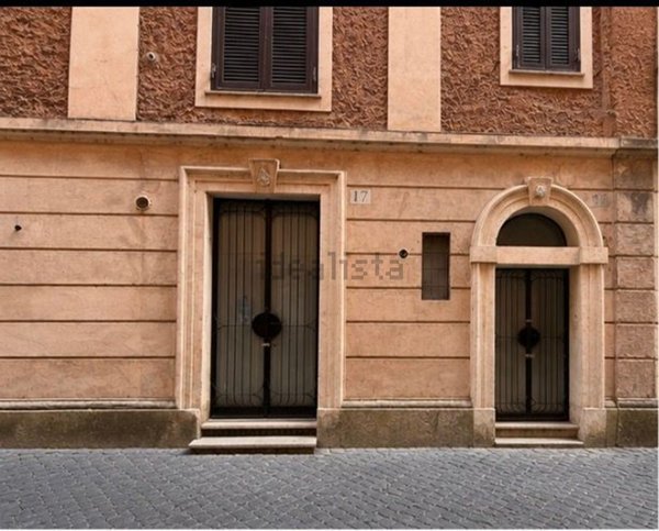 locale commerciale in vendita a Roma in zona Rione Regola