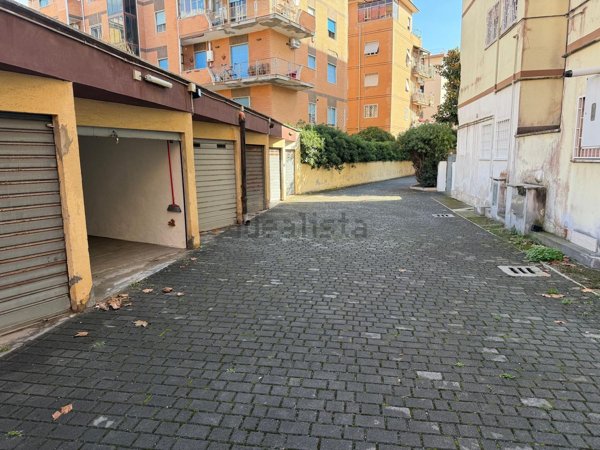 locale di sgombero in vendita a Roma in zona Ostia