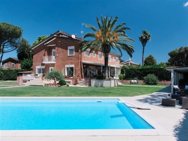 casa indipendente in vendita a Roma in zona Casal Palocco