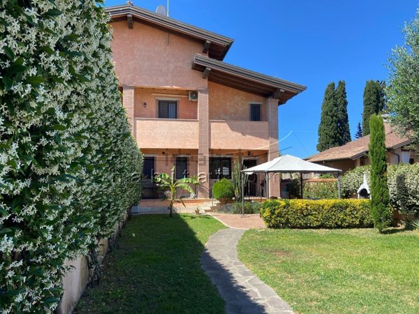 casa indipendente in vendita a Roma in zona Infernetto