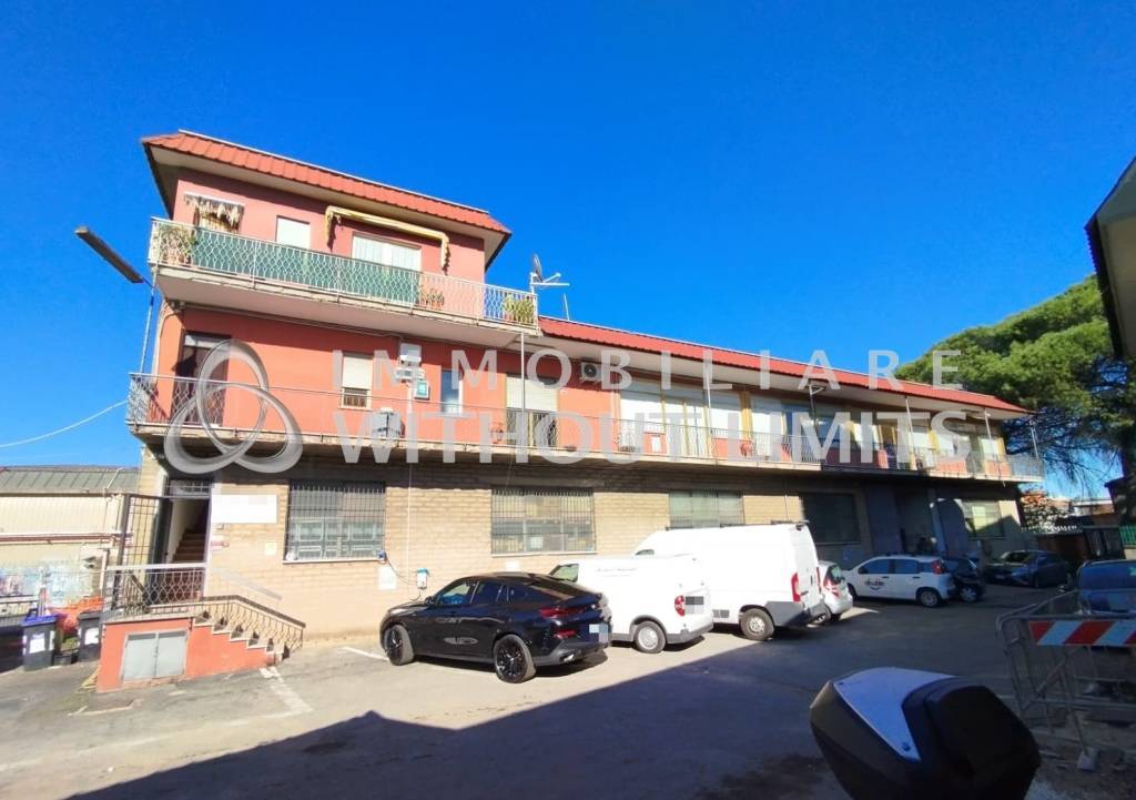 negozio in vendita a Roma in zona Casal Morena