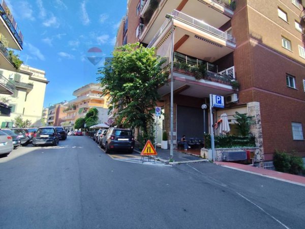 negozio in vendita a Roma in zona Tor di Quinto