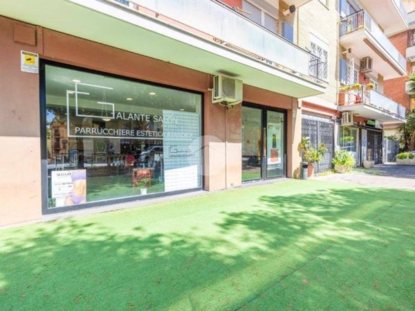 negozio in vendita a Roma in zona Primavalle