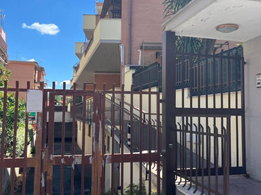 negozio in vendita a Roma in zona Tor Bella Monaca