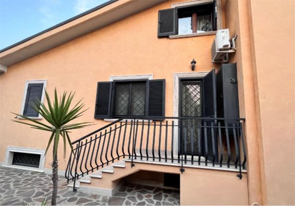 casa indipendente in vendita a Roma in zona Finocchio