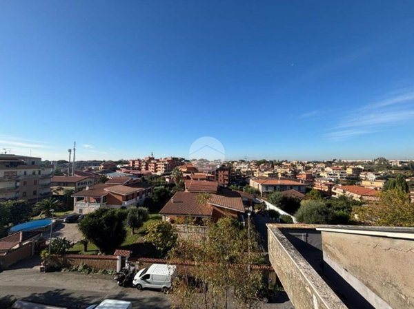 appartamento in vendita a Roma in zona Colle del Sole