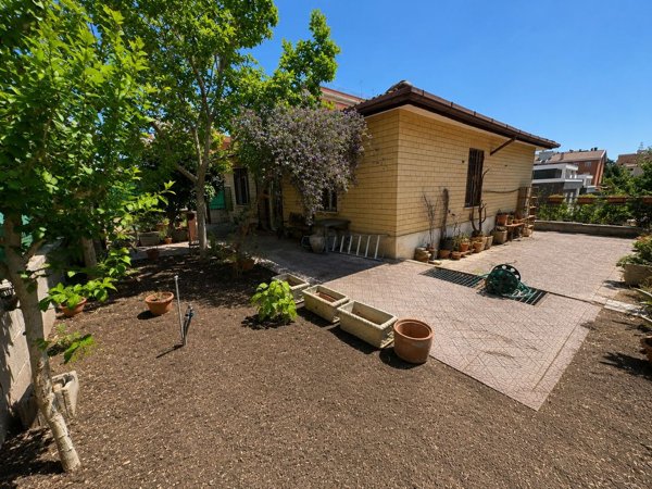 casa indipendente in vendita a Roma