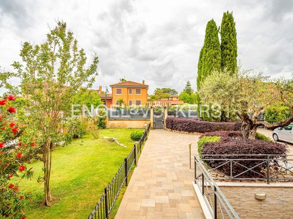 casa indipendente in vendita a Roma