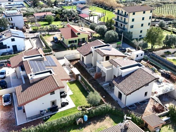 casa indipendente in vendita a Roma in zona Finocchio