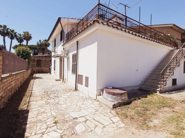 casa indipendente in vendita a Roma in zona Fonte Laurentina