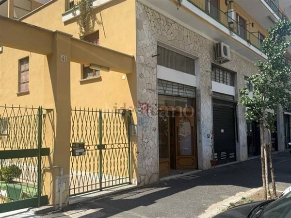locale commerciale in vendita a Roma in zona Ostiense