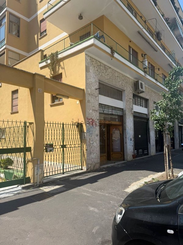 locale commerciale in vendita a Roma in zona Ostiense