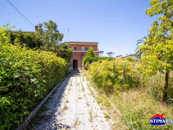 casa indipendente in vendita a Roma in zona Infernetto