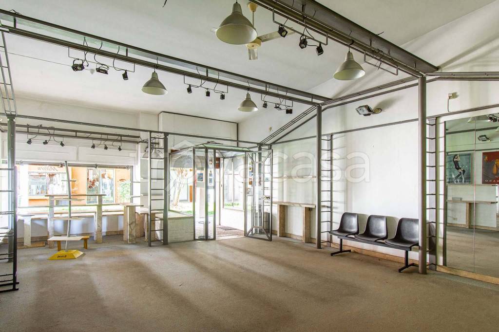 negozio in vendita a Roma in zona Axa