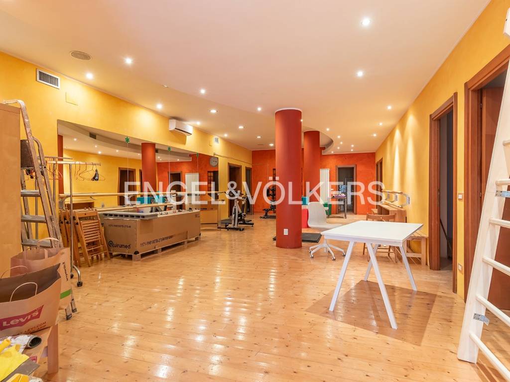 negozio in vendita a Roma in zona Appio Pignatelli