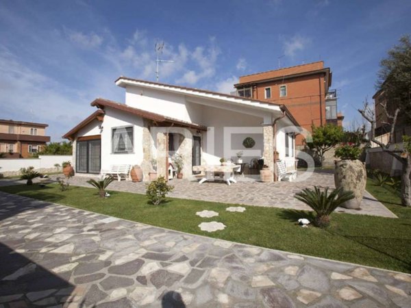 casa indipendente in vendita a Roma in zona Acilia