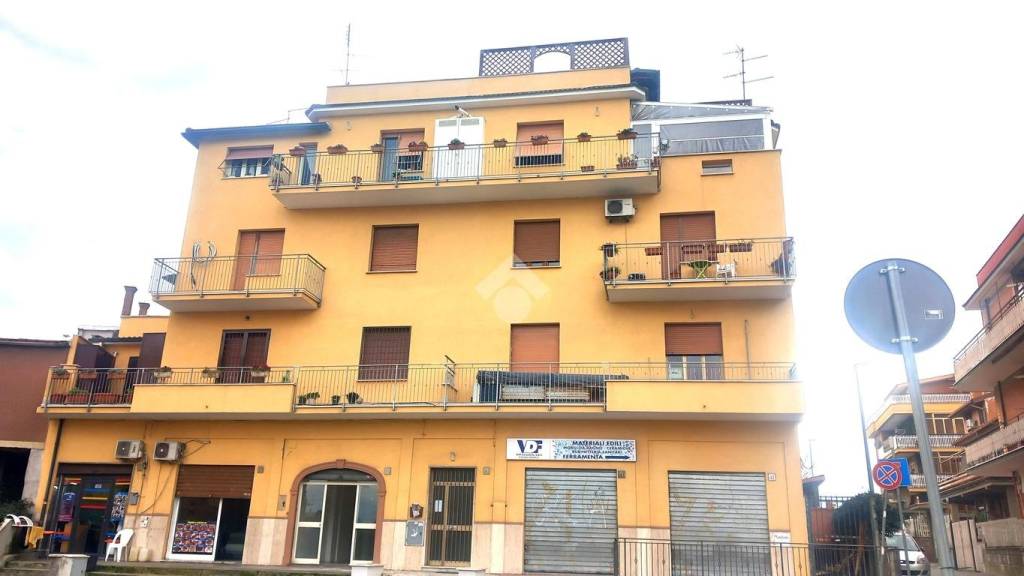 appartamento in vendita a Roma in zona Torre Angela