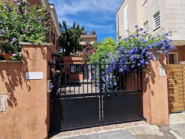 casa indipendente in vendita a Roma in zona Ostiense