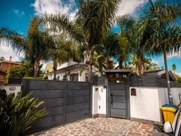 casa indipendente in vendita a Roma in zona Casal Palocco