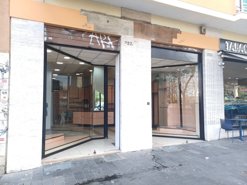 negozio in vendita a Roma in zona Collatino