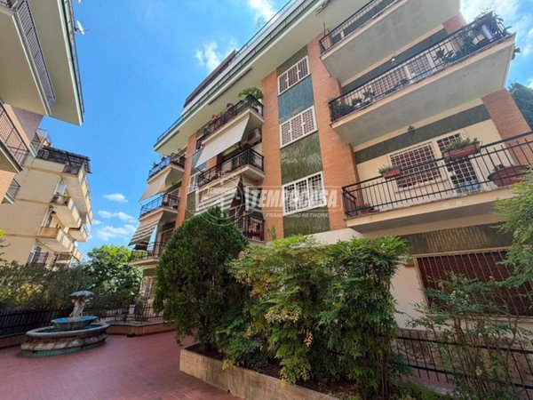 appartamento in vendita a Roma in zona Tomba di Nerone