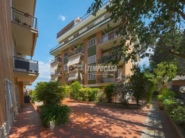 appartamento in vendita a Roma in zona Tomba di Nerone