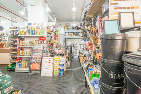 locale commerciale in vendita a Roma in zona Collatino