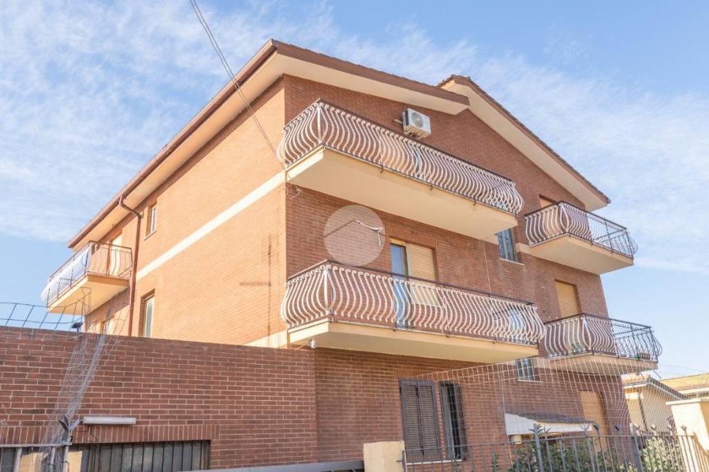 appartamento in vendita a Roma in zona Giardini di Corcolle