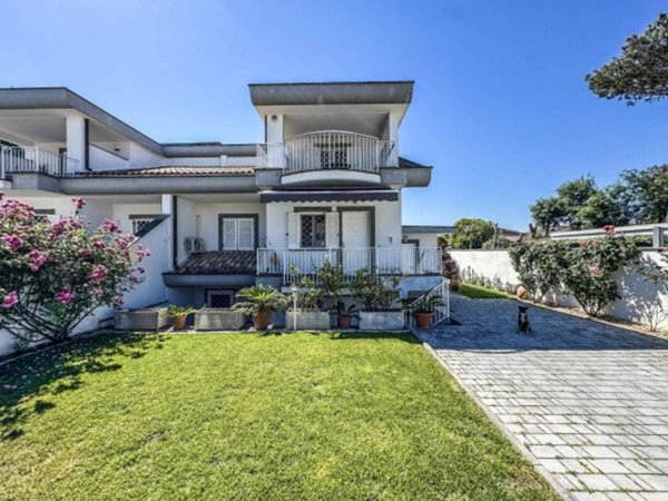 casa indipendente in vendita a Roma in zona Infernetto