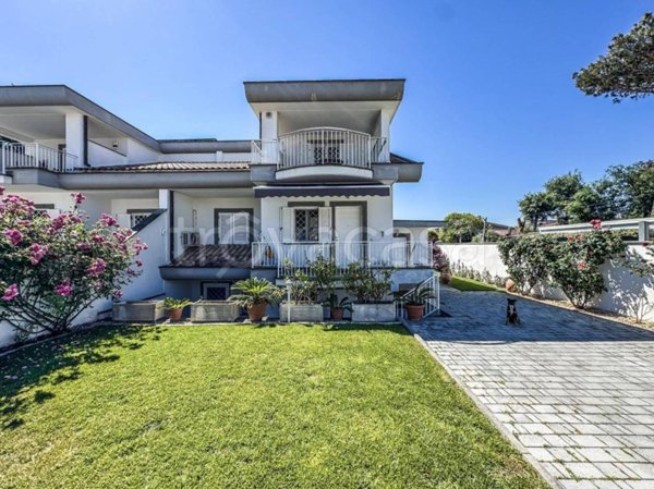 casa indipendente in vendita a Roma in zona Infernetto