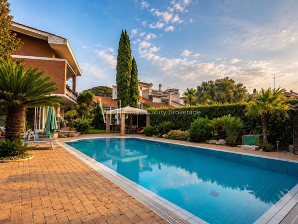casa indipendente in vendita a Roma in zona Casal Palocco