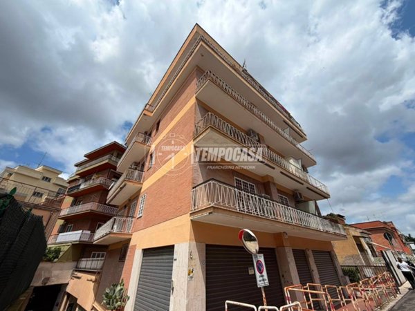appartamento in vendita a Roma in zona Tomba di Nerone