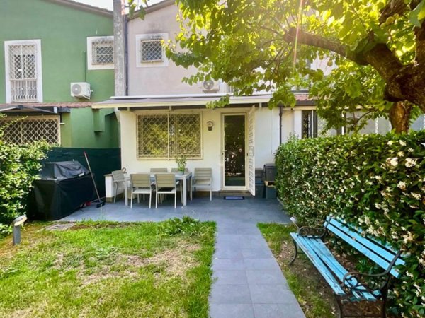 casa indipendente in vendita a Roma in zona Casal Palocco