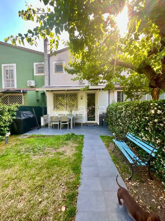 casa indipendente in vendita a Roma in zona Casal Palocco
