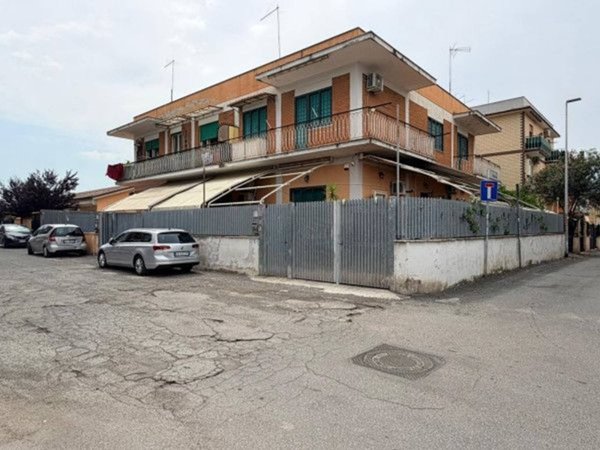 appartamento in vendita a Roma in zona Torre Angela