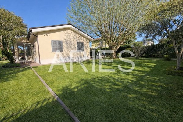 casa indipendente in vendita a Roma in zona Infernetto