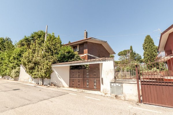appartamento in vendita a Roma in zona Case Rosse