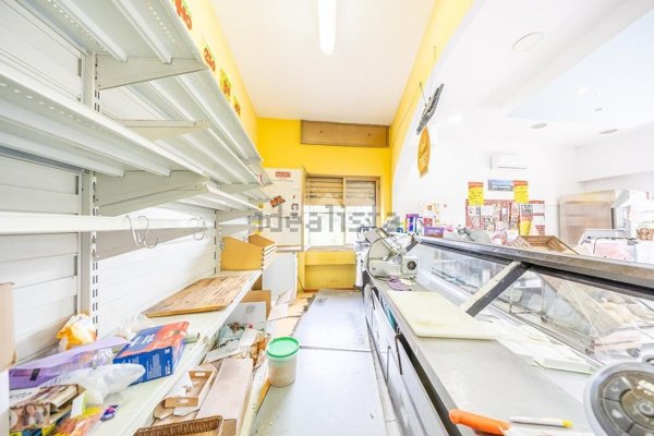 negozio in vendita a Roma in zona Lunghezza
