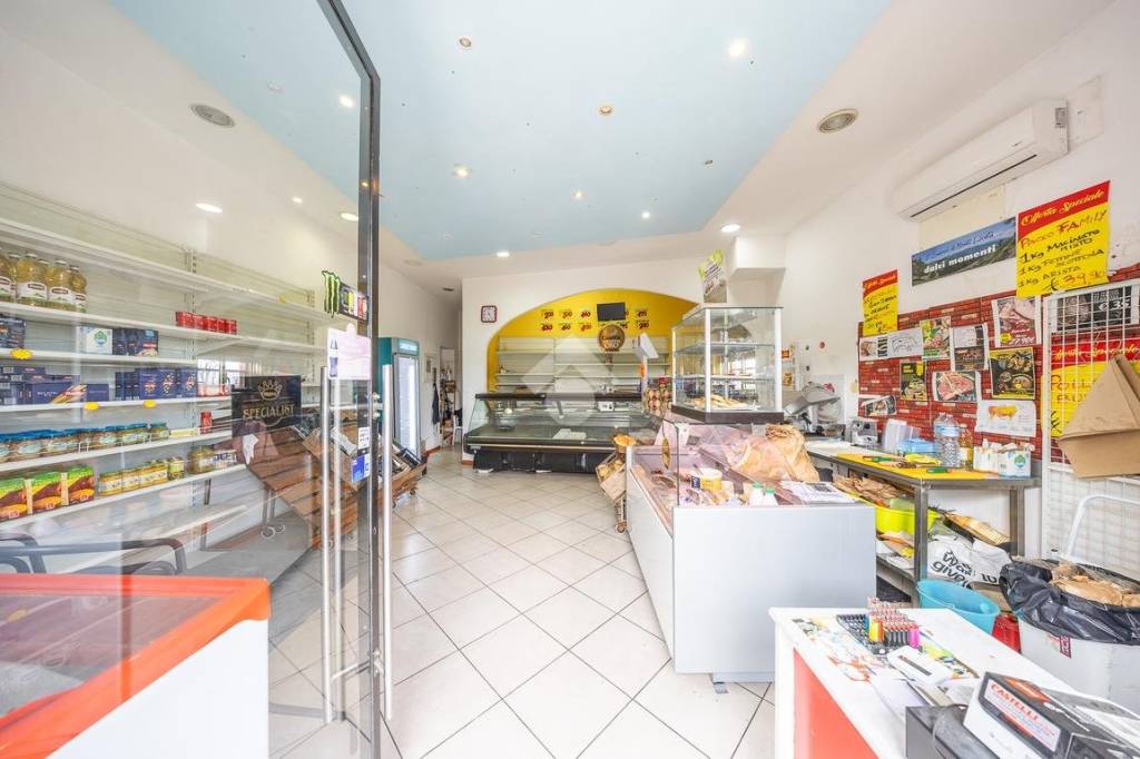 negozio in vendita a Roma in zona Lunghezza