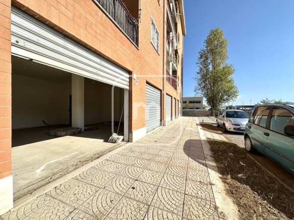 negozio in vendita a Roma in zona Finocchio
