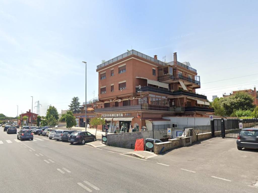 locale commerciale in vendita a Roma in zona Corviale